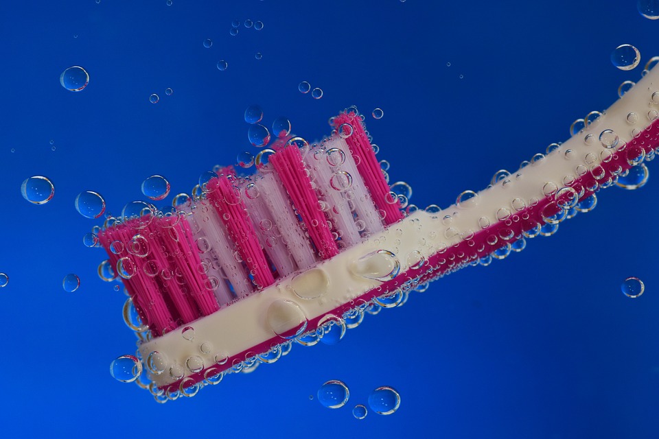 toothbrush-2675520_960_720